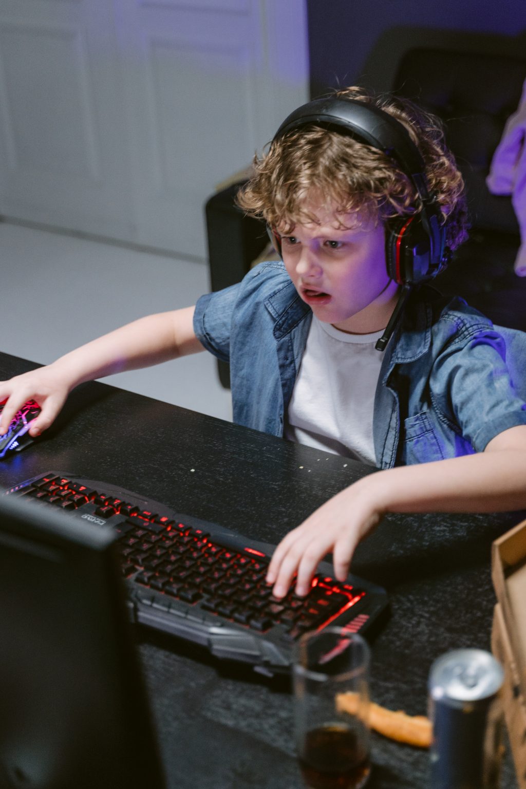 Gaming stoel met verstelbare onderdelen voor ergonomische ondersteuning bij langdurig gamen